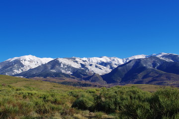 Montagnes des Pyrénées Orientales avec de la neige en Cerdagne