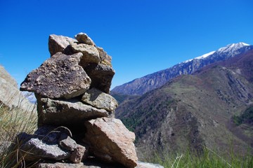 Cairn sur fond de canigou