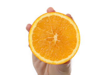 Hand hält eine aufgeschnitten Orange weisser Hintergrund