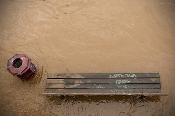 Überflutete Bank bei Hochwasser - obrazy, fototapety, plakaty