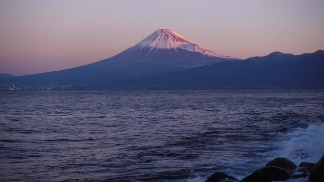 沼津市井田（伊豆半島北西部部）より望む駿河湾越しの紅富士