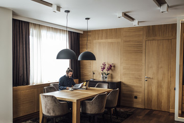 Obraz premium Businessman Freelancer Working From Hotel Room