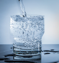 Wasser in das Glas einfüllen - Wasserblasen im Glas