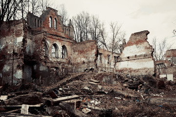 Fototapeta na wymiar Разрушенный дом