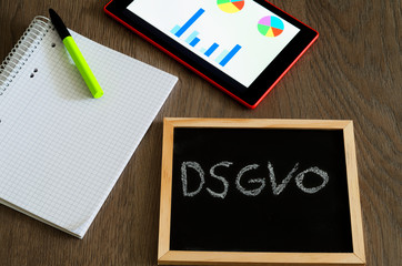 Tafel mit der Aufschrift DSGVO (Datenschutzgrundverordnung) in englisch GDPR (General Data...