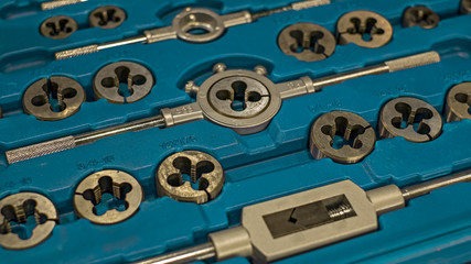 screw tap and screw threading die set