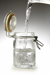 barattolo per conserve riempito con acqua