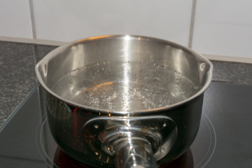 Wasser in der Pfanne kochen