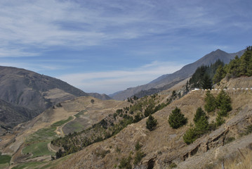 Obraz premium Paisaje de montaña y cielo azul con nubes blancas