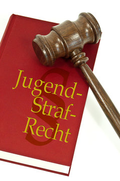 Richterhammer mit Gesetzbuch und Jugendstrafrecht