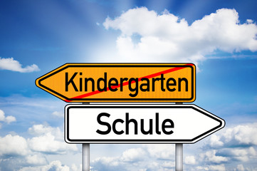Schild mit Wegweiser Kindergarten Schule