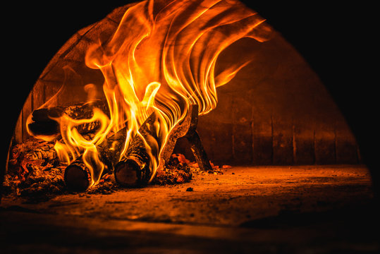 fuoco nel Forno a Legna della pizzeria