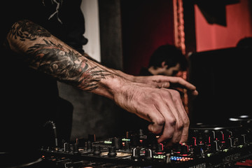 Festa con Dj che mette la musica con il mixer