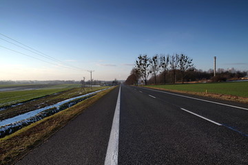 pusta asfaltowa droga