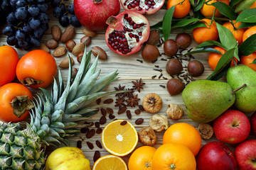 sfondo frutta composizione di frutta mista su tavolo di legno