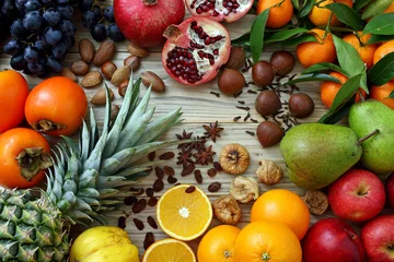 Rolgordijnen sfondo frutta composizione di frutta mista su tavolo di legno © denio109