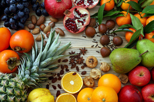 Fototapeta sfondo frutta composizione di frutta mista su tavolo di legno