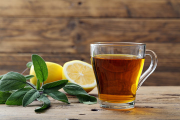 infuso di salvia e limone bicchiere su tavolo di legno
