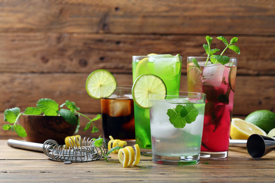 cocktail colorati sfondo quattro bicchieri con bevanda alcolica 