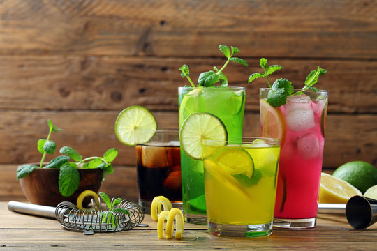cocktail colorati sfondo quattro bicchieri con bevanda alcolica 