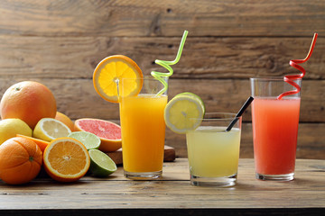 succo di agrumi tre bicchieri con succo di limone arancia e pompelmo