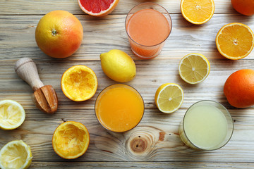 succo di agrumi tre bicchieri con succo di limone arancia e pompelmo