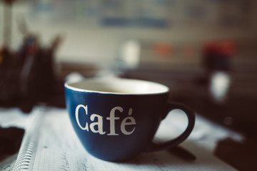 Große leere Kaffeetasse auf Tisch