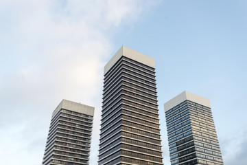 Fototapeta na wymiar Abstrakte Fassade moderner Bürogebäude