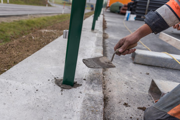 Maurer arbeitet mit Putzkelle
