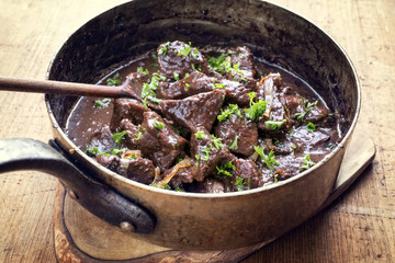 Frisches Kalbsleber Ragout in Rotwein Sauce als Draufsicht in Kasserolle 