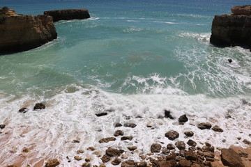 Ozeanbrandung auf Felsen