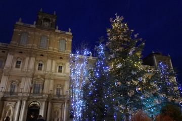 市役所とクリスマスツリー。イタリア、モデナで撮影。