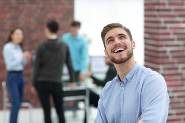 Naklejka premium Cheerful man smiling in office.