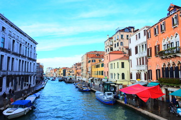 Fototapeta na wymiar 天気の良い日のベネチア、イタリア。リアルト橋から見た運河。