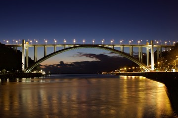 Obraz na płótnie Canvas Ponte da Arrábida sobre o Rio Douro