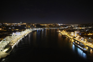 Fototapeta na wymiar Oporto by night from the bridge