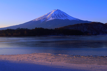 河口湖から凍る湖面の富士山 2018/01/31
