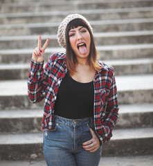 mujer sacando lengua
