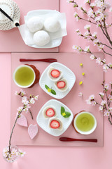 いちご大福　桜の花　ティータイム