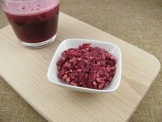 Frischer leckerer Granatapfelsaft und Granatapfeltrester