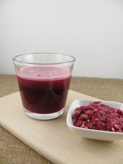 Frischer leckerer Granatapfelsaft und Granatapfeltrester