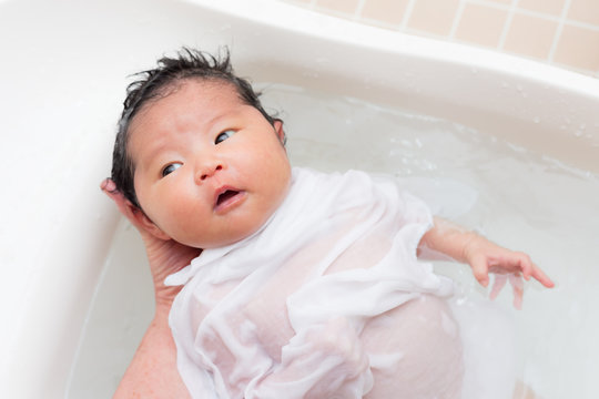 新生児　赤ちゃん　沐浴