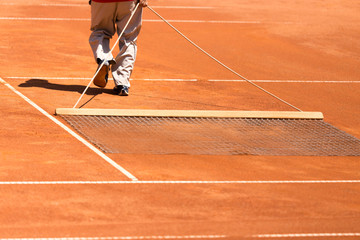 Preparation of a tennis court for competitions