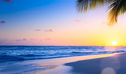 Gordijnen Kunst Prachtige zonsondergang over het tropische strand © Konstiantyn