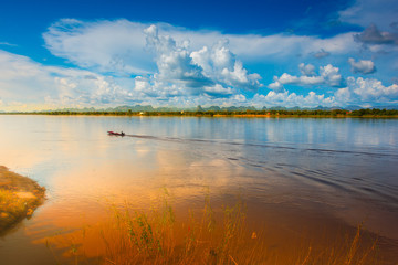 Kong river crosses thai-laos border.