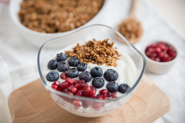 Joghurt mit Müsli und Beeren