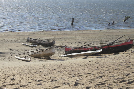Einbaum Boote am Strand