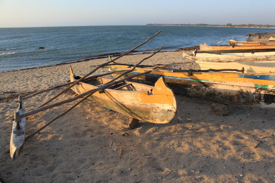 Einbaum Boot am Strand bei Sonnenuntergang