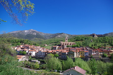 Fototapeta na wymiar Village de montagne dans les Pyrénées