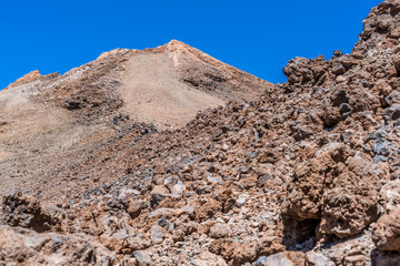 Gipfel des Vulkans Teide auf Teneriffa unter blauem Himmel